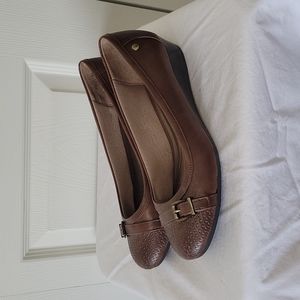 Brown flats with buckle detail. Size 8.5. Aerosoles